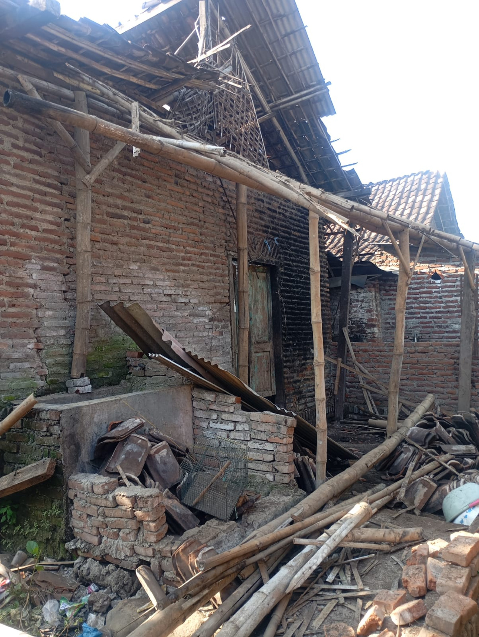 Angin Kencang Rusak Atap Rumah Warga di Gondangwetan, BPBD Kabupaten Pasuruan Lakukan Koordinasi Penanganan