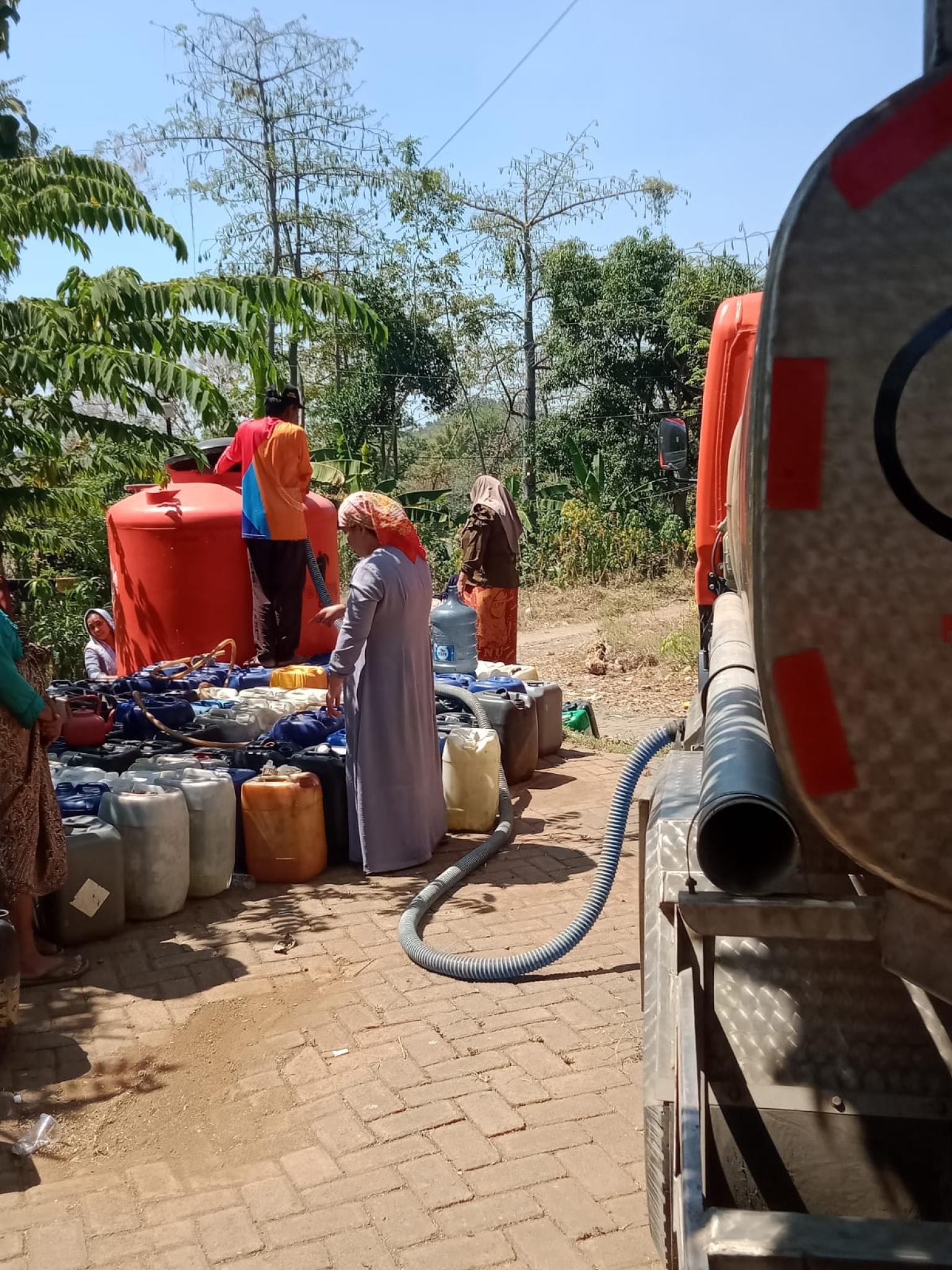 BPBD Kabupaten Pasuruan Distribusikan Air Bersih dan Tangani Dampak Angin Kencang